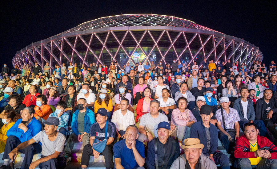 关于比赛精彩纷呈，看球的人们热情高涨的信息