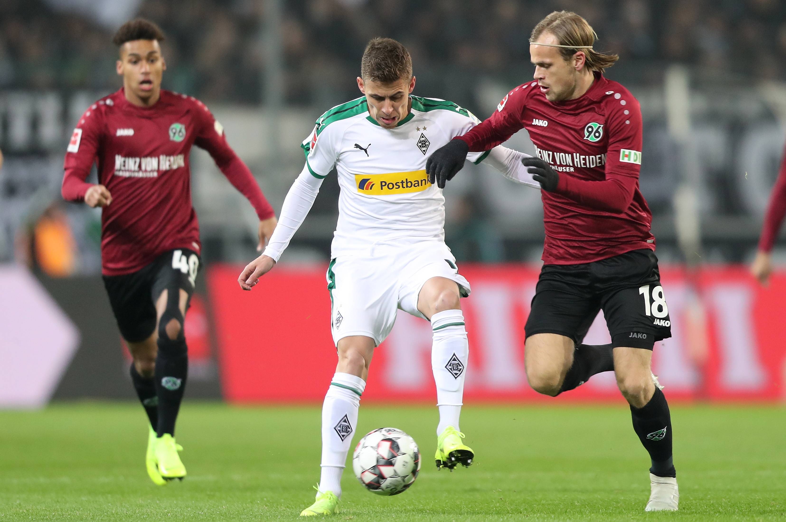 包含沙尔克在主场失利，遭遇三连败的词条