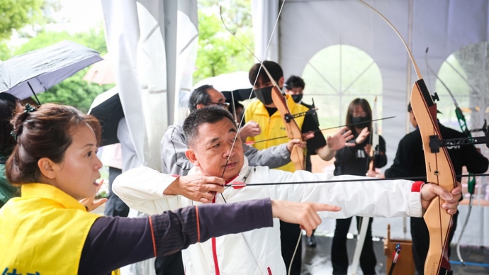 关于蓄势待发：射箭赛场上弓搭箭射动的信息