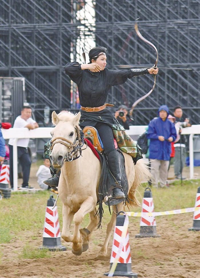 关于蓄势待发：射箭赛场上弓搭箭射动的信息