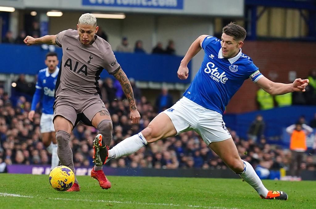 关于埃弗顿球队遭遇伤病困扰，备战压力巨大的信息