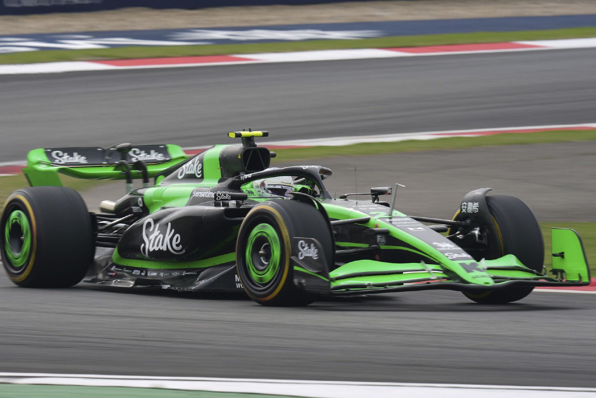 包含阿斯顿马丁绝杀哈斯车队，周冠宇惊艳四座的词条