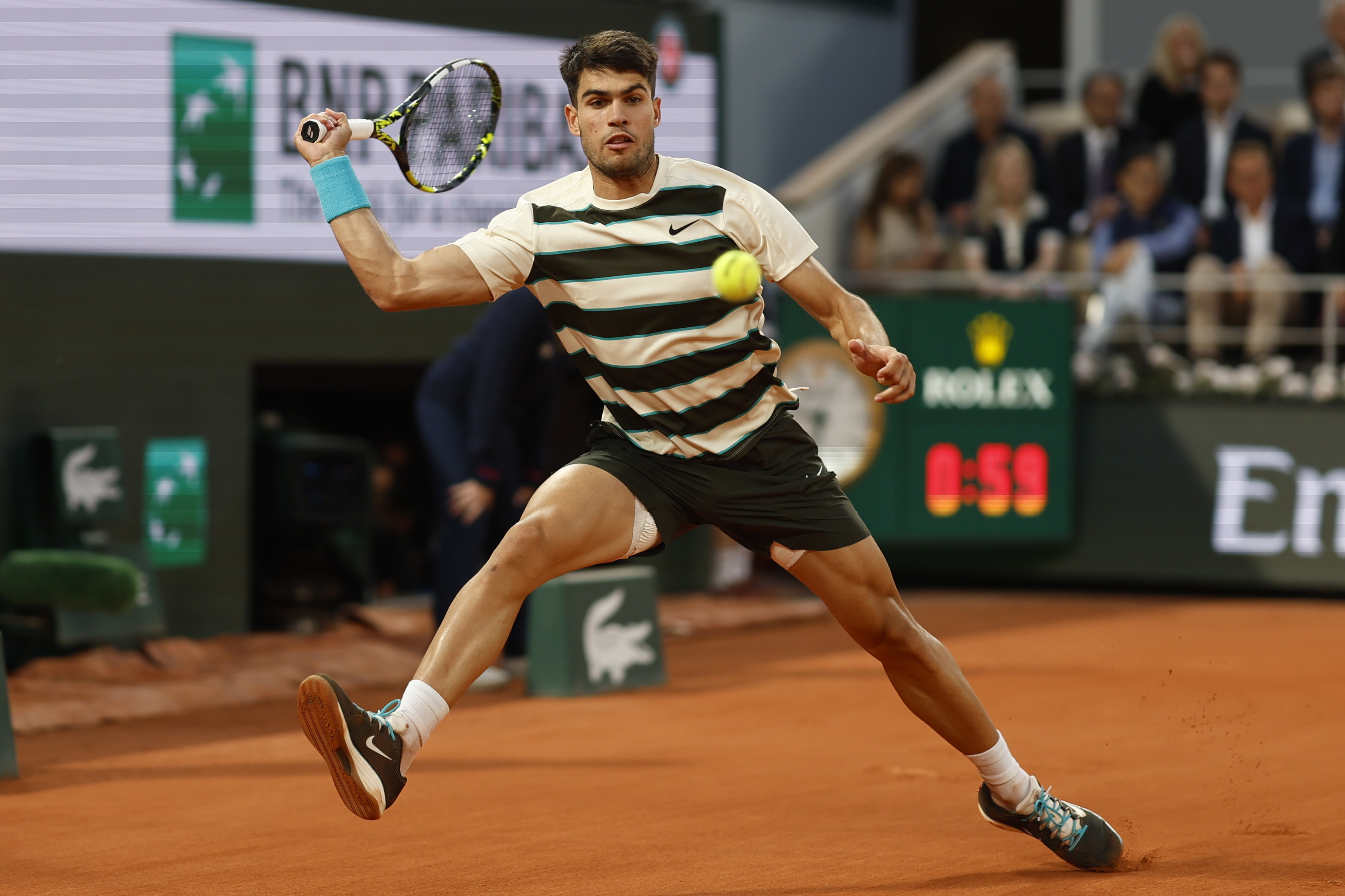 包含美国网球队完胜意大利网球队，阿尔卡拉斯打破历史纪录的词条