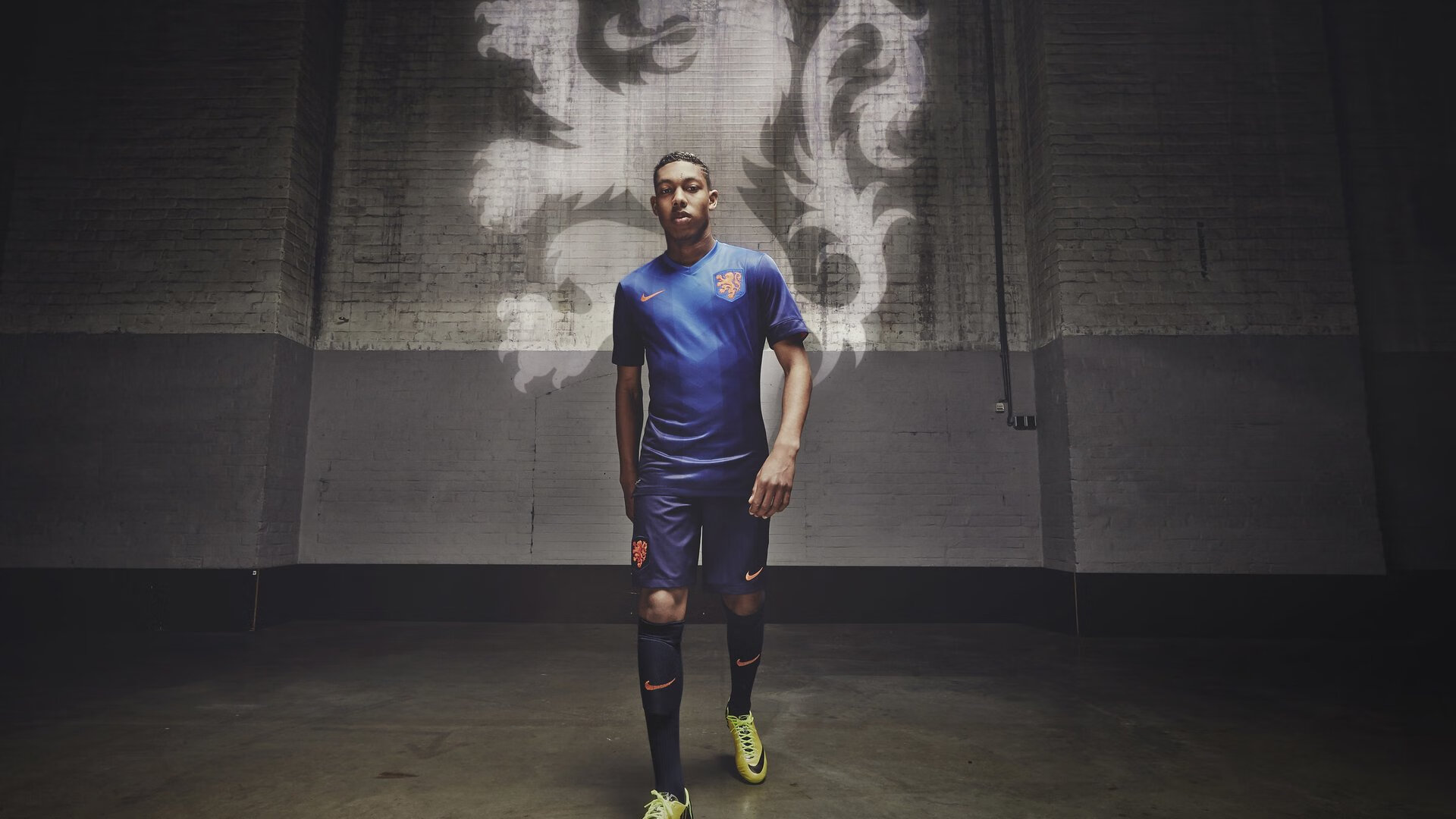 当维苏威火山遇见阿尔卑斯雪线，姆巴佩在蓝色火焰中的唯一性宣言